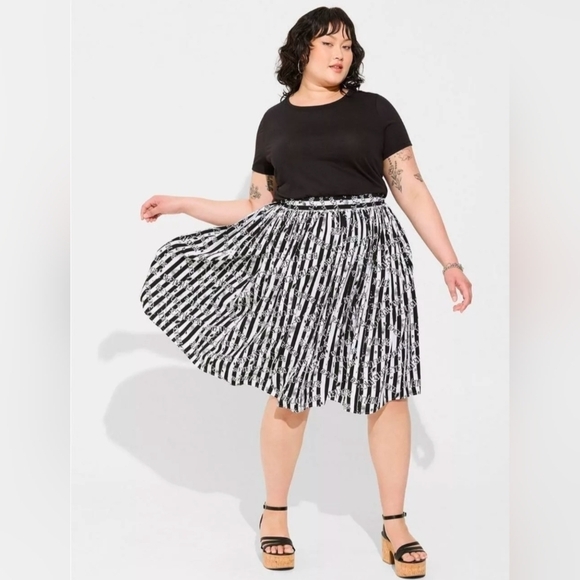 NWT Torrid Beetlejuice Skater Knee Length Skirt With Pockets Plus Size 4X - Picture 1 of 7